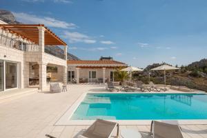 Bazén v ubytovaní Luxury Villa Vespera alebo v jeho blízkosti