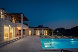 Bazén v ubytovaní Luxury Villa Vespera alebo v jeho blízkosti
