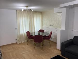 una sala da pranzo con tavolo, sedie e divano di PARIOLI LUXURY SUITE a Roma