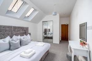 1 dormitorio con 1 cama blanca grande y escritorio en Casa Fresa - Seamen's Chapel en Dundee