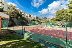 CIEL DE FABRON 부지 내 또는 인근에 있는 테니스 혹은 스쿼시 시설