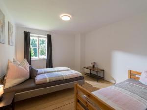 1 dormitorio con 2 camas y ventana en Bauernhof Hackl, en Hopfgarten im Brixental