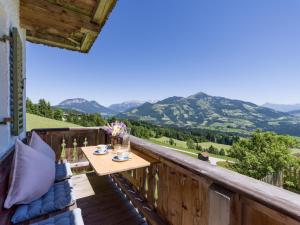 balcón con mesa y vistas a las montañas en Bauernhof Hackl, en Hopfgarten im Brixental