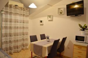 TV a/nebo společenská místnost v ubytování Apartments Davorka