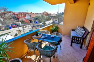 eine Terrasse mit einem Tisch und Stühlen auf dem Balkon in der Unterkunft M&M Apartments in Biograd na Moru