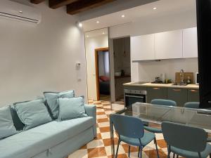 sala de estar con sofá y sillas y cocina en Ca' degli Specchieri - A due passi da Piazza San Marco en Venecia