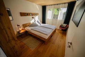 um pequeno quarto com uma cama e uma janela em Ferienhaus Haus im Garten em Feldkirch