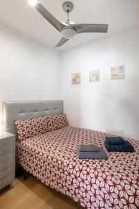 Ένα ή περισσότερα κρεβάτια σε δωμάτιο στο Cute Apartment in Sants Station with HBO & Alexa & AC