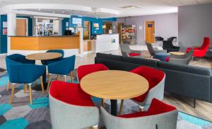 Posezení v ubytování Holiday Inn Express Manchester East by IHG + 16 fotografií