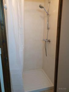 La salle de bains est pourvue d'une douche et d'une porte en verre. dans l'établissement Centre de vacances Les Moulins, 