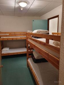 Pokój z 3 łóżkami piętrowymi w pokoju wieloosobowym w obiekcie Centre de vacances Les Moulins 