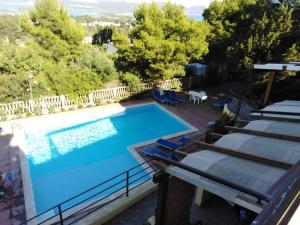 The swimming pool at or close to Sunshine House