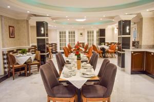 jadalnia z długim stołem i krzesłami w obiekcie Pembridge Palace Hotel w Londynie