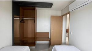 1 dormitorio con 2 camas y armario en Salinas premium Resort en Salinópolis