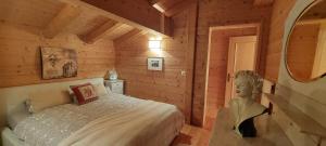 Un pat sau paturi într-o cameră la Chambre d'hôtes L'ours Bleu