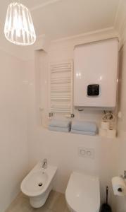 Kúpeľňa v ubytovaní Holiday Home SLAVIA NEW S7 z antresolą i balkonem przy plaży