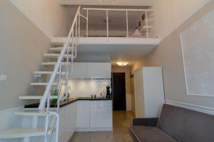 Kuchyňa alebo kuchynka v ubytovaní Holiday Home SLAVIA NEW S7 z antresolą i balkonem przy plaży