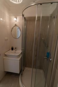 Kúpeľňa v ubytovaní Holiday Home SLAVIA NEW S7 z antresolą i balkonem przy plaży