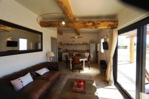 un salon avec un canapé et une table dans l'établissement Gîtes Equestres Lou Caloun - Les Saintes Maries de la Mer, à Saintes-Maries-de-la-Mer