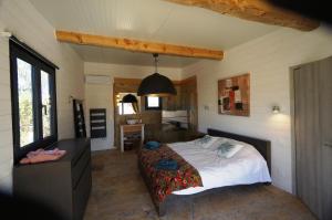 une chambre avec un grand lit dans une pièce dans l'établissement Gîtes Equestres Lou Caloun - Les Saintes Maries de la Mer, à Saintes-Maries-de-la-Mer 113 autres photos