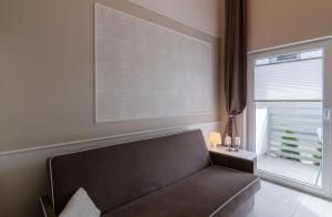un soggiorno con divano e finestra di Holiday Home SLAVIA NEW S7 a Międzyzdroje