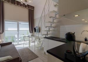 Kuchyňa alebo kuchynka v ubytovaní Holiday Home SLAVIA NEW S7 z antresolą i balkonem przy plaży