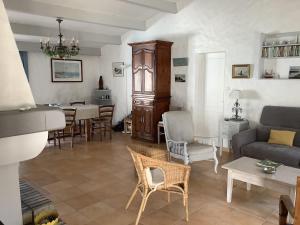 ein Wohnzimmer mit Sofa und Tisch in der Unterkunft Maison 4 adultes et 4 enfants - 250m de la plage in La Guérinière