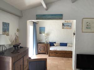 ein Schlafzimmer mit einem Bett und einem Fenster in der Unterkunft Maison 4 adultes et 4 enfants - 250m de la plage in La Guérinière