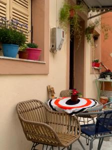 a patio table with two chairs and a table with aussion at Μεζονέτα στους Αγίους Δέκα Κέρκυρας in Áyioi Dhéka