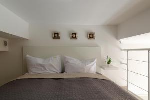 Posteľ alebo postele v izbe v ubytovaní Holiday Home SLAVIA NEW S7 z antresolą i balkonem przy plaży