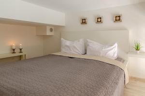 Posteľ alebo postele v izbe v ubytovaní Holiday Home SLAVIA NEW S7 z antresolą i balkonem przy plaży