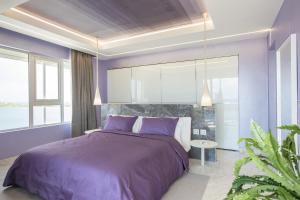Postel nebo postele na pokoji v ubytování Serenity Penthouse