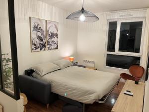 1 dormitorio con 1 cama en una habitación en Cosy Appart Disney-Paris / RER Val d’Europe à 150m, en Montévrain