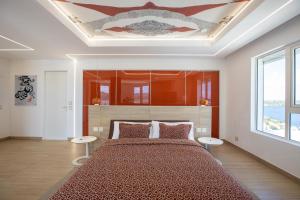 Postel nebo postele na pokoji v ubytování Serenity Penthouse