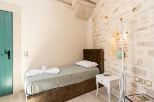 a small bedroom with a bed and a table at Cozy Secret Home with Jetted Tub in Prinés