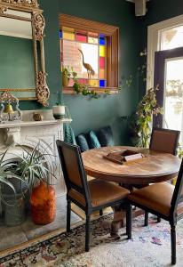 comedor con mesa de madera y sillas en Somerset House Inn, en Provincetown