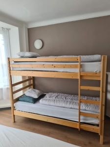 two bunk beds in a room at Appartement avec parking 50 m de la mer in De Panne