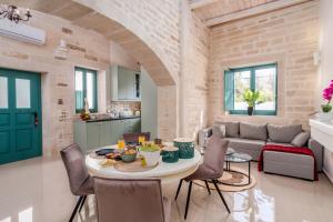 a kitchen and living room with a table and chairs at Cozy Secret Home with Jetted Tub in Prinés