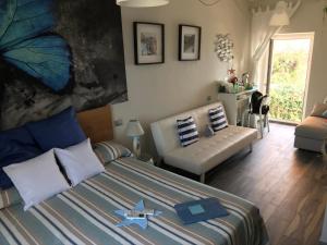1 dormitorio con 1 cama grande y 1 sofá en Le Storie di Manarola, en Manarola