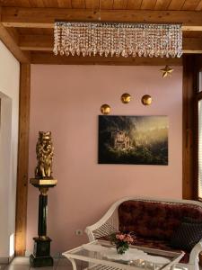 sala de estar con sofá y lámpara de araña en Haus bei der Linden Ferienwohnungen, en Schwangau