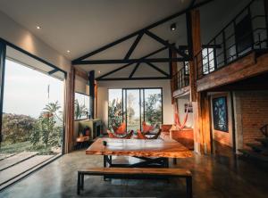 菲兰迪亚Casa Bambuco Filandia的客厅配有木桌和一些椅子