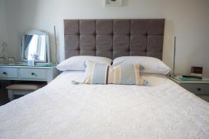 ein Schlafzimmer mit einem großen Bett mit zwei Kissen in der Unterkunft Tor View B&B in Padstow