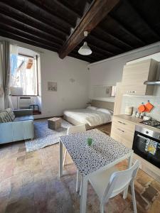 een woonkamer met een tafel en een bed bij La Bracceschina in Spoleto