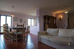 ein Wohnzimmer mit einem Sofa und einem Tisch in der Unterkunft Agriturismo Monte della Dea in Valfabbrica