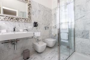 Koupelna v ubytování Albergo Ristorante Il Verbano + 37 fotografií