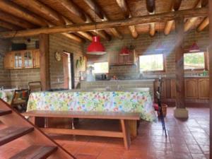 cocina con mesa en una habitación en Casa El Tambre, Villa de Leyva Boyaca, en Villa de Leyva