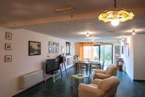 ein Wohnzimmer mit Sofas, einem TV und einem Tisch in der Unterkunft Agriturismo Monte della Dea in Valfabbrica