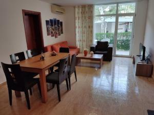 Et opholdsområde på Dean's Cozy 2 Bed Apart at Sunny Beach resort