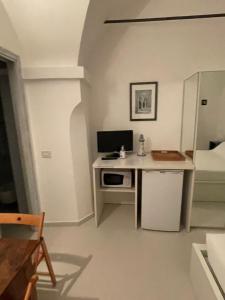 um quarto com uma secretária e um computador em La Casa di Alessia em Camogli