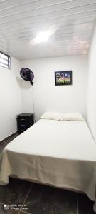 a bedroom with a large white bed in a room at Hermoso apartamento con servicios y garaje. in Florencia